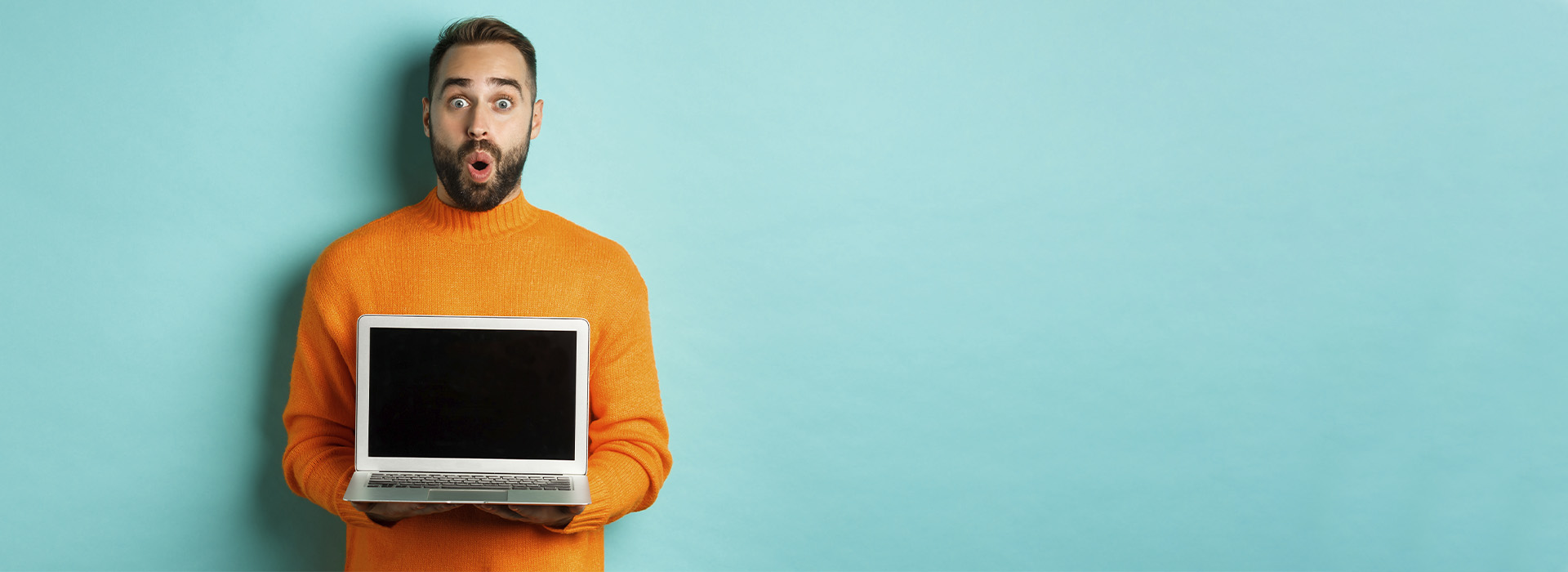 Jeune homme souriant - Réparation téléphone et ordinateur à Auxerre.