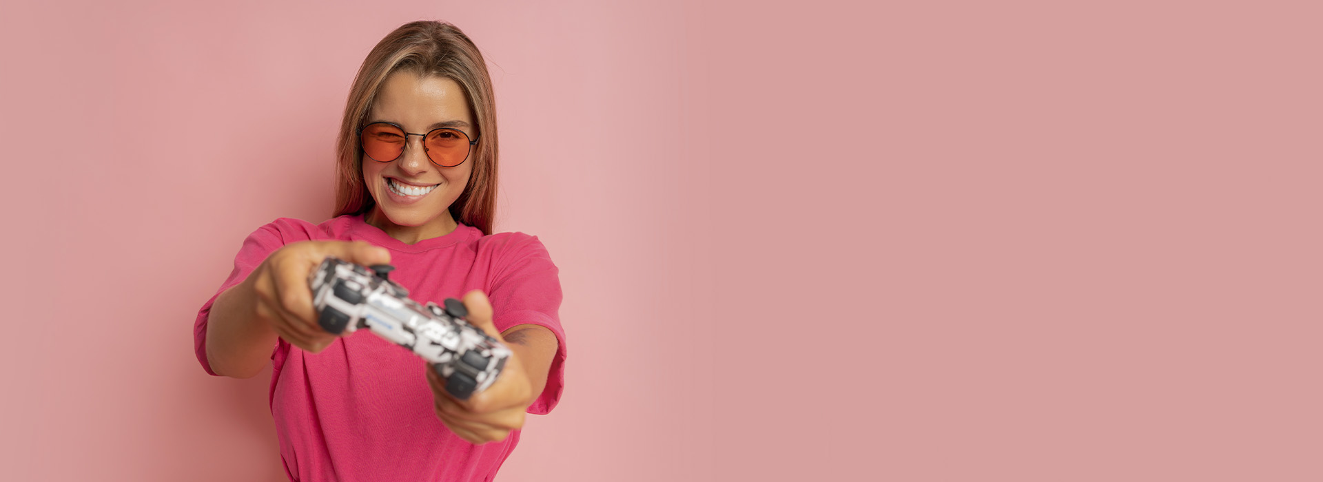 Jeune homme souriant - Réparation téléphone et ordinateur à Auxerre.