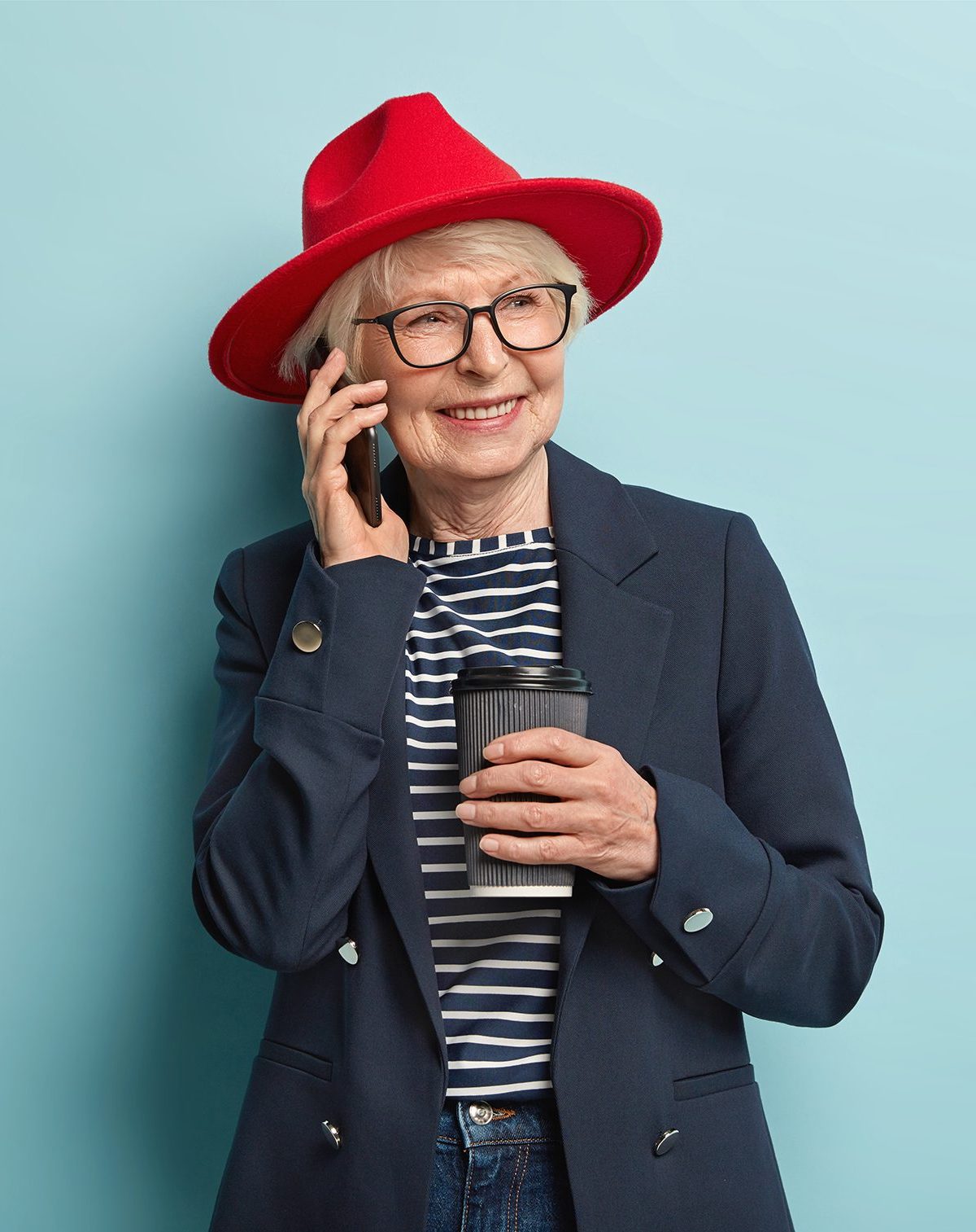 femme au téléphone sénior à Auxerre